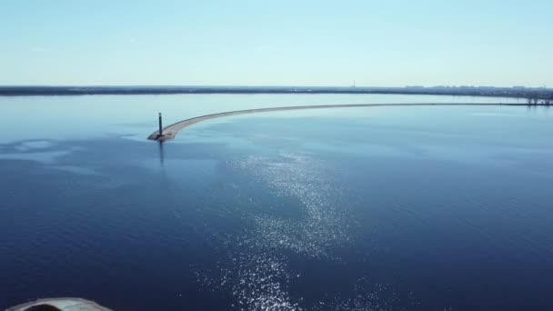 灯台付きの2つのコンクリート防波堤の間の港の入り口 空中風景 — ストック動画