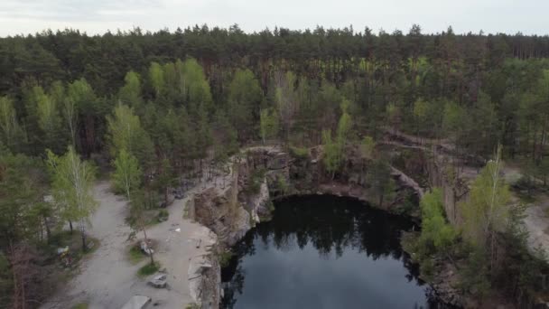 Bos Meer Met Steile Rotsachtige Oevers Lente Uitzicht Vanuit Lucht — Stockvideo