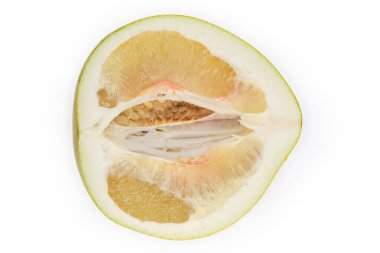 Olgun bir meyvenin yarısı, beyaz arka plandaki uzunlamasına bölümün üst görüntüsü.
