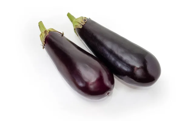 Twee Verse Paarse Aubergines Een Witte Achtergrond — Stockfoto