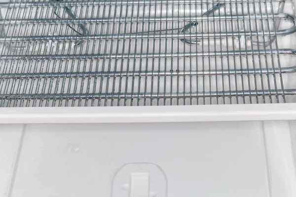 冷凍中の家庭用冷凍庫の管状ワイヤ蒸発器 選択的焦点の断片 — ストック写真
