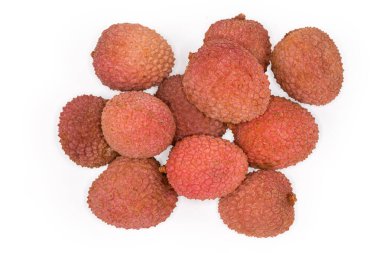 Beyaz arka planda küçük bir yığın olgun liçi meyvesi.