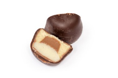 İki yarım çikolatalı trüf konik kıvrımlı şekilli badem ezmesi dolgulu beyaz arka plan, yakın plan.