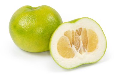 Oroblanco meyvelerinin yarısı beyaz arka planda aynı meyvelere karşı boydan boya kesilmiş.