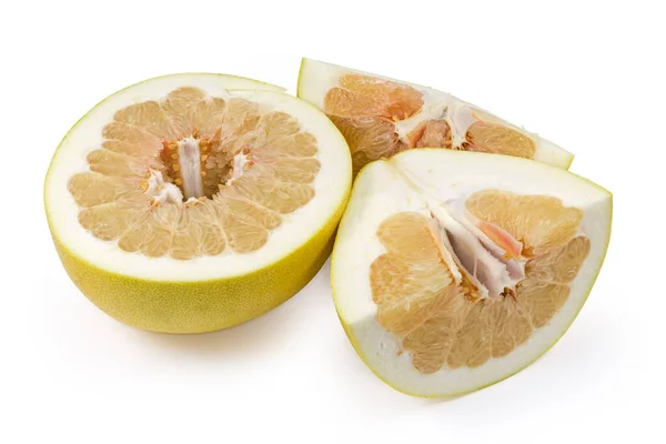 白い背景に皮が付いている熟したザボンの果実の破片 — ストック写真