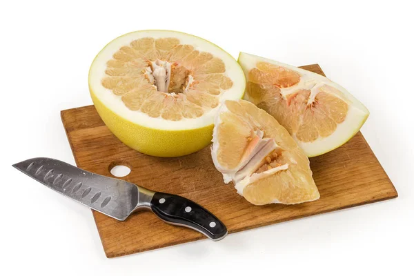 Trozos Pelados Sin Pelar Una Fruta Pomelo Madura Sobre Tabla — Foto de Stock