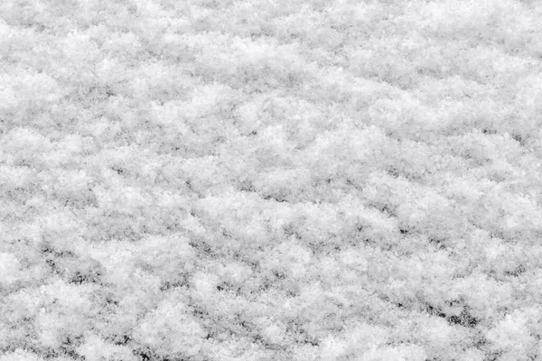 Couche Neige Duveteuse Fraîchement Tombée Sur Une Surface Verticale Sombre — Photo