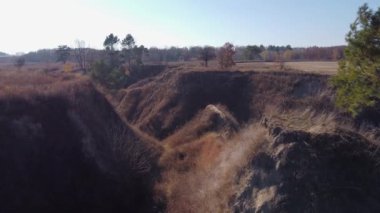 Dik kil yamaçlı derin vadi, hava manzaralı.