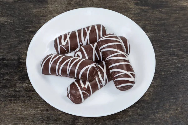 Sušenky Glazované Tmavou Čokoládou Příčnými Pruhy Bílé Čokolády Bílém Talíři — Stock fotografie