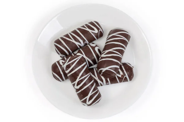 Sušenky Glazované Tmavou Čokoládou Příčnými Pruhy Bílé Čokolády Bílém Talíři — Stock fotografie