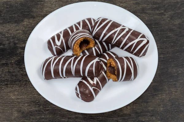 Sušenky Glazované Tmavou Čokoládou Příčnými Proužky Bílé Čokolády Džemové Náplně — Stock fotografie