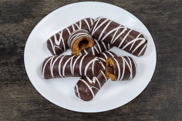 Cookies Glasiert Mit Dunkler Schokolade Und Querstreifen Aus Weißer Schokolade — Stockfoto