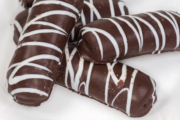 Печиво Засклене Темним Шоколадом Поперечними Смужками Білого Шоколаду Білій Поверхні — стокове фото