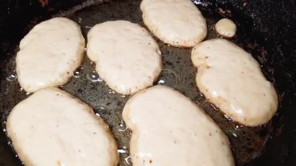 用煮沸的油在旧油锅上煎厚煎饼 — 图库视频影像