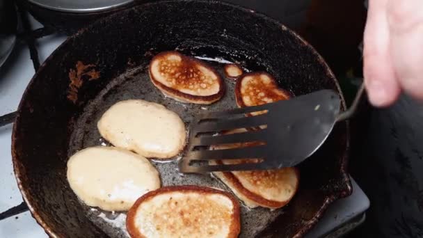 Retournement Des Petites Crêpes Épaisses Dites Oladyi Oladky Dans Les — Video