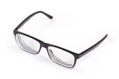 Beyaz arka planda siyah plastik çerçeveli klasik erkek gözlükleri.