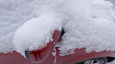 Arabanın dışında dikiz aynası yumuşak karla kaplı.