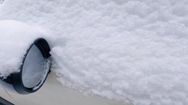 Arabanın dışında dikiz aynası yumuşak karla kaplı.