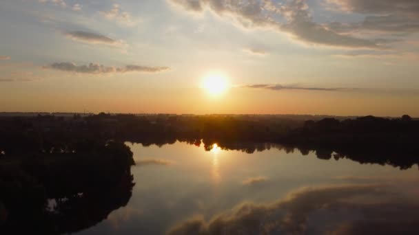 Yaz Sabahı Sahilde Ağaçlı Gölet Hava Manzarası — Stok video