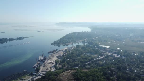 Vrachthaven Aan Oever Van Rivier Bewegend Passagiersschip Uitzicht Vanuit Lucht — Stockvideo