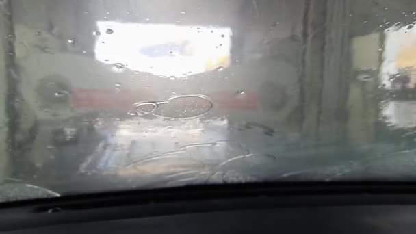 自动洗车时挡风玻璃上的水 — 图库视频影像