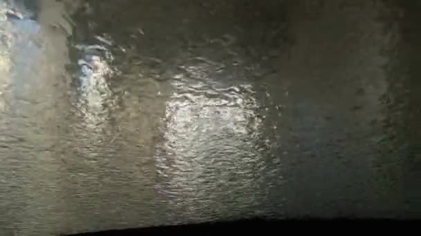 Wasserströme Auf Der Windschutzscheibe Der Automatischen Autowaschanlage Innenansicht — Stockvideo