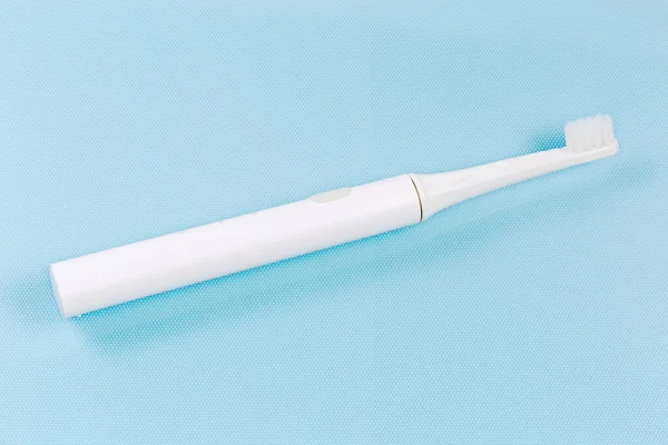Moderne Weiße Elektrische Zahnbürste Mit Akku Mit Kabelloser Aufladung Auf — Stockfoto