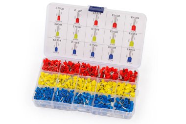 Plastik kutuda farklı boyutlarda ve renkte elektrik kablosu için beyaz arkapaklı bir kapak üzerinde izole edilmiş yalıtımlı kiriş uçlarından oluşan bir set.