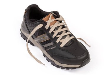 Beyaz bir arka planda spor tarzında yeni bir dantelli siyah erkek çizmesi.