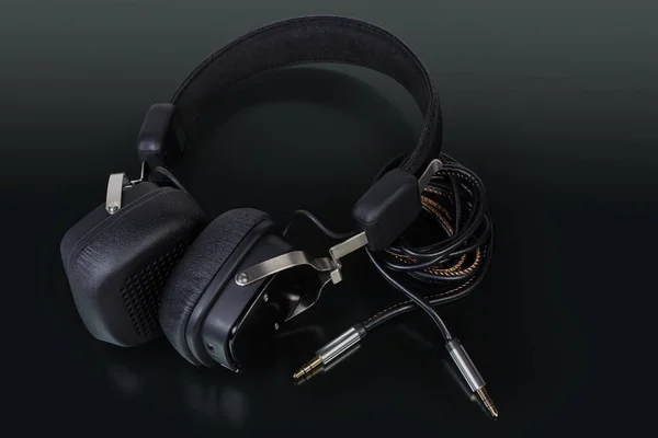 Siyah Kablosuz Yüksek Değerli Kulak Hoparlörleri Karanlık Bir Yüzeyde Ses — Stok fotoğraf