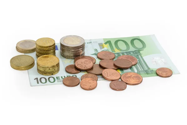 ユーロ硬貨とユーロセント異なる宗派は 白の背景に100ユーロの紙幣に描かれ 選択的な焦点でクローズアップ — ストック写真