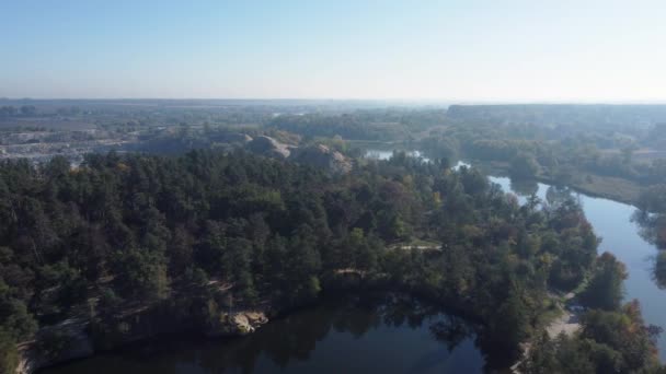 Řeka Malé Jezero Lese Břehu Letecký Pohled — Stock video