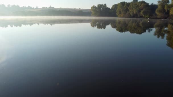 Lac Avec Brouillard Montant Dessus Eau Automne Vue Aérienne — Video