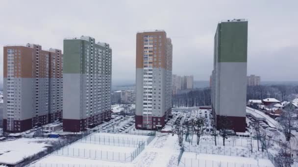 冬の曇りの日 空中の景色の多階建ての住宅ビル — ストック動画