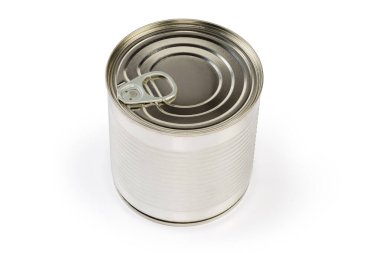 Mühürlenmiş yuvarlak konserve sebze konservesi. Beyaz arka planda kolayca açılabilen kapağı var.