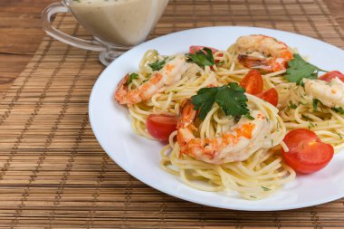 Karides ve domatesli fırında makarna.