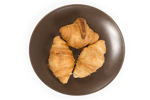 Tres Croissants Pequeños Horneados Plato Marrón Vista Superior Sobre Fondo — Foto de Stock