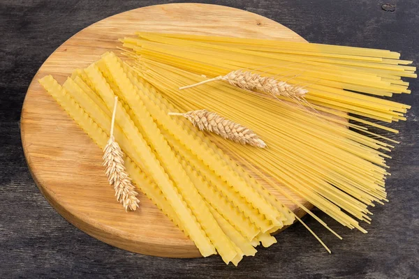 Pasta Lunga Cruda Diverse Varietà Mafaldine Reginette Spaghetti Tagliatelle Con — Foto Stock