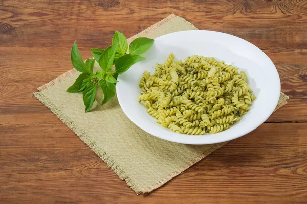 Pastas Espiral Cocidas Con Pesto Salsa Plato Blanco Ramita Albahaca — Foto de Stock