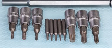 Küçük tornavida ve yaygın tornavida için değiştirilebilir torx biti kümeleri mavi bir yüzeye yakın çekim