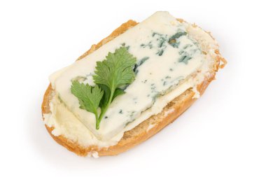 Küçük oval çörek, tereyağı ve bir dilim mavi peynirden yapılmış, beyaz arka planda maydanoz yaprağı ile süslenmiş,