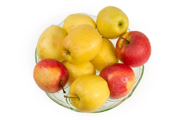 Gelbe Und Rote Gewaschene Äpfel Mit Wassertropfen Der Grünen Glasschale — Stockfoto