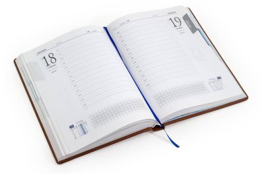 Açık iş günlüğü Ukraynaca ve İngilizce isimlerle, koyu kahverengi kapaklı ve mavi sayfa işaretleyici kurdeleli beyaz arka planda