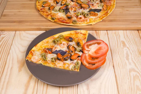 Slice Pizza Seafoods Olives Slices Tomatoes Brown Dish Background Same — Stock fotografie