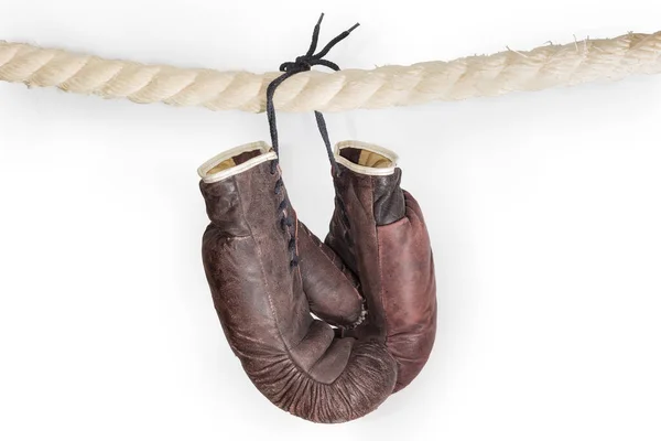 Luvas Boxe Marrom Couro Usadas Velhas Que Penduram Cadarço Corda — Fotografia de Stock
