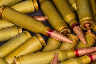 5.4539mm 'lik tüfek fişekleri yığını, seçici odak noktasında yakın plan.