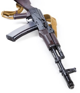 30 mermili şarjörlü eski Sovyetler Birliği yapımı AK-74 saldırı tüfeği, beyaz arka planda namlu tarafından görülüyor.