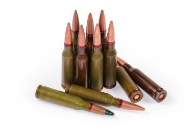 Farklı hizmet tüfeği fişekleri kalibre 5.4539mm yakın plan beyaz arka plan