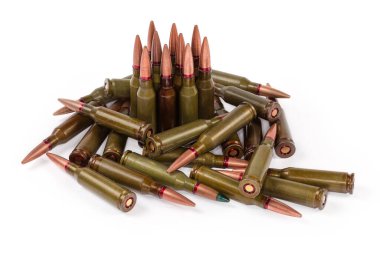 Beyaz arka planda 5.4539mm kalibre farklı hizmet tüfeği fişekleri.