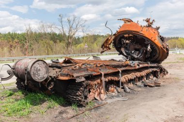 2022 'de Rusya' nın Ukrayna 'yı işgali sırasında otoyolun kenarında tahrip olan paslı Rus savaş tankı.